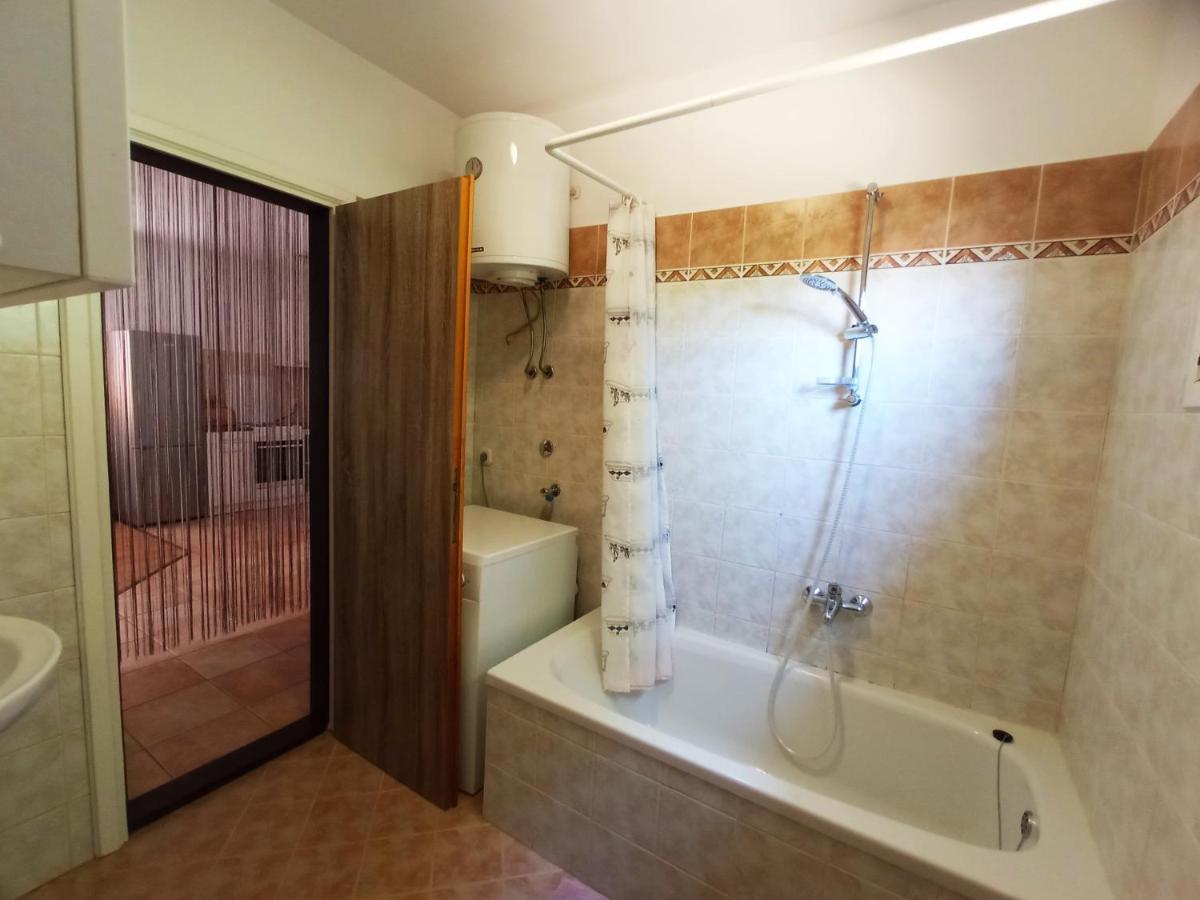 Holiday Home Mirela Шишан Экстерьер фото